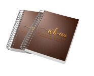 Caderneta Capa Dura Wire-O Abertura Horizontal Laminação Fosca e Hotstamping (105x150mm)