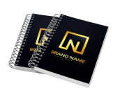 Caderneta Capa Maleável Wire-O Abertura Horizontal Capa Couchê 250g e Miolo Ap 75g Laminação Fosca e Hotstamping (150x210mm)