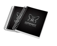 Caderneta Capa Maleável Wire-O Abertura Horizontal Capa Couchê 250g e Miolo Ap 75g Laminação Fosca e Hotstamping (150x210mm)