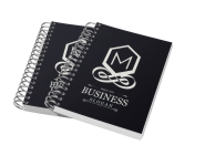 Caderneta Capa Maleável Wire-O Abertura Horizontal Capa Couchê 300g e Miolo Ap 75g Laminação Fosca e Hotstamping (105x150mm)