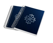 Caderneta Capa Maleável Wire-O Abertura Horizontal Capa Couchê 300g e Miolo Ap 75g Laminação Fosca e Hotstamping (105x150mm)