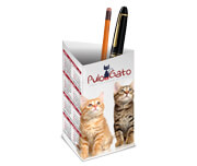 Calendário De Mesa Porta Canetas Vertical Couchê 250g Verniz UV Total Frente