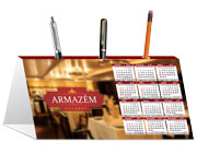 Calendário De Mesa Porta Canetas Horizontal Couchê 250g Verniz UV Total Frente