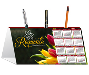 Calendário De Mesa Porta Canetas Horizontal Couchê 250g Verniz UV Total Frente